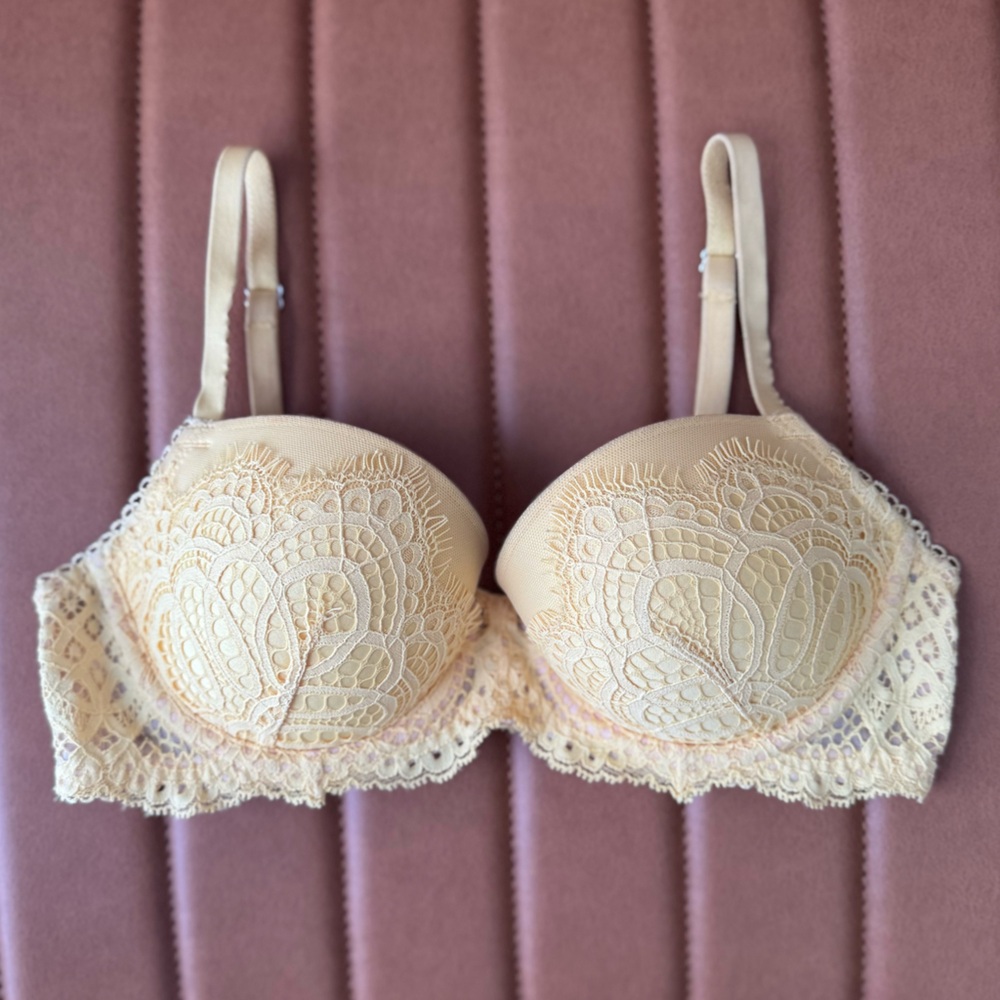 Victoria's Secret Pale Yellow Lace Bra Sz 32C